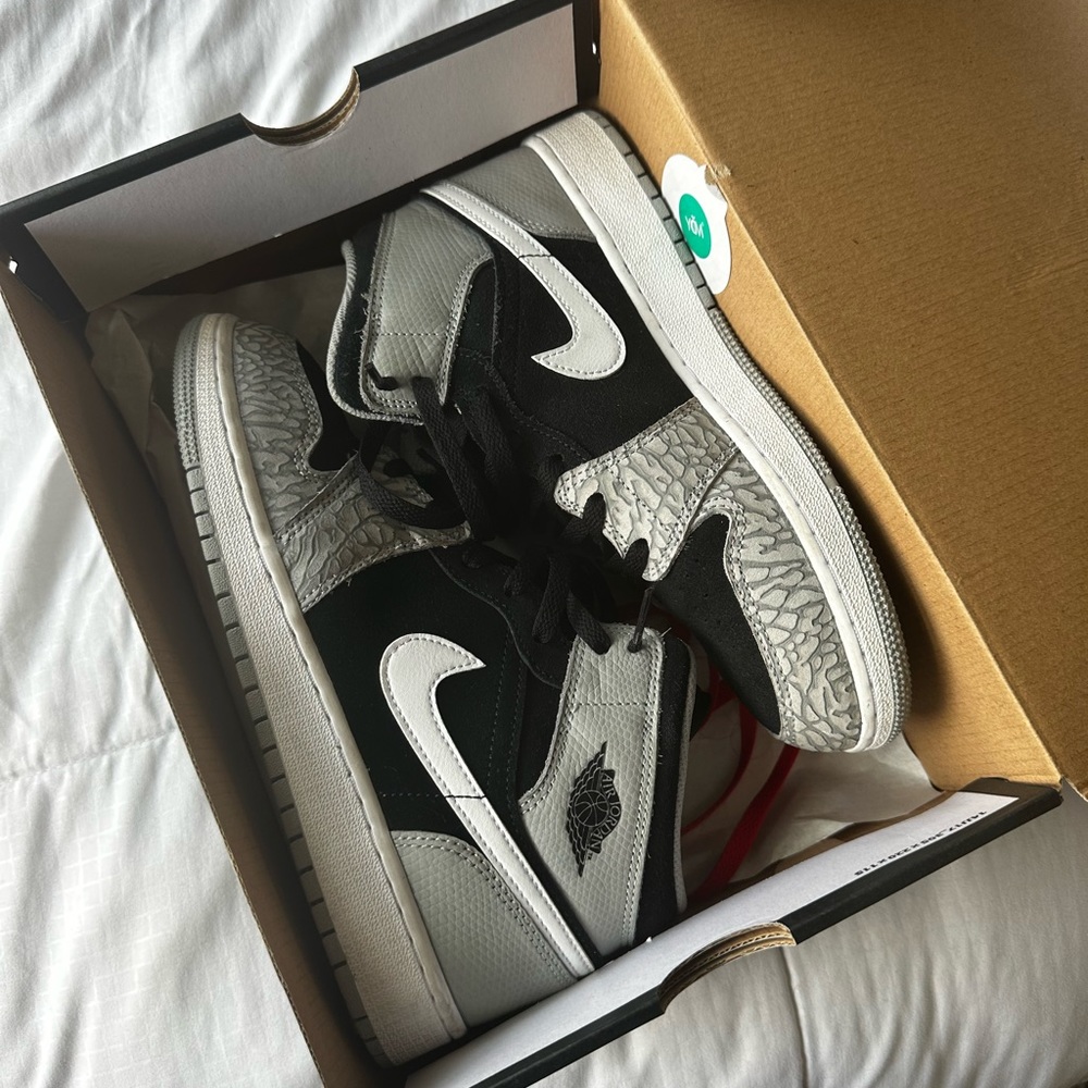 Jordan 1 mid elephant toe 
Size 7 in youth
